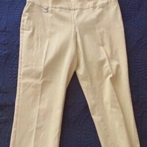 Yellow Capris!